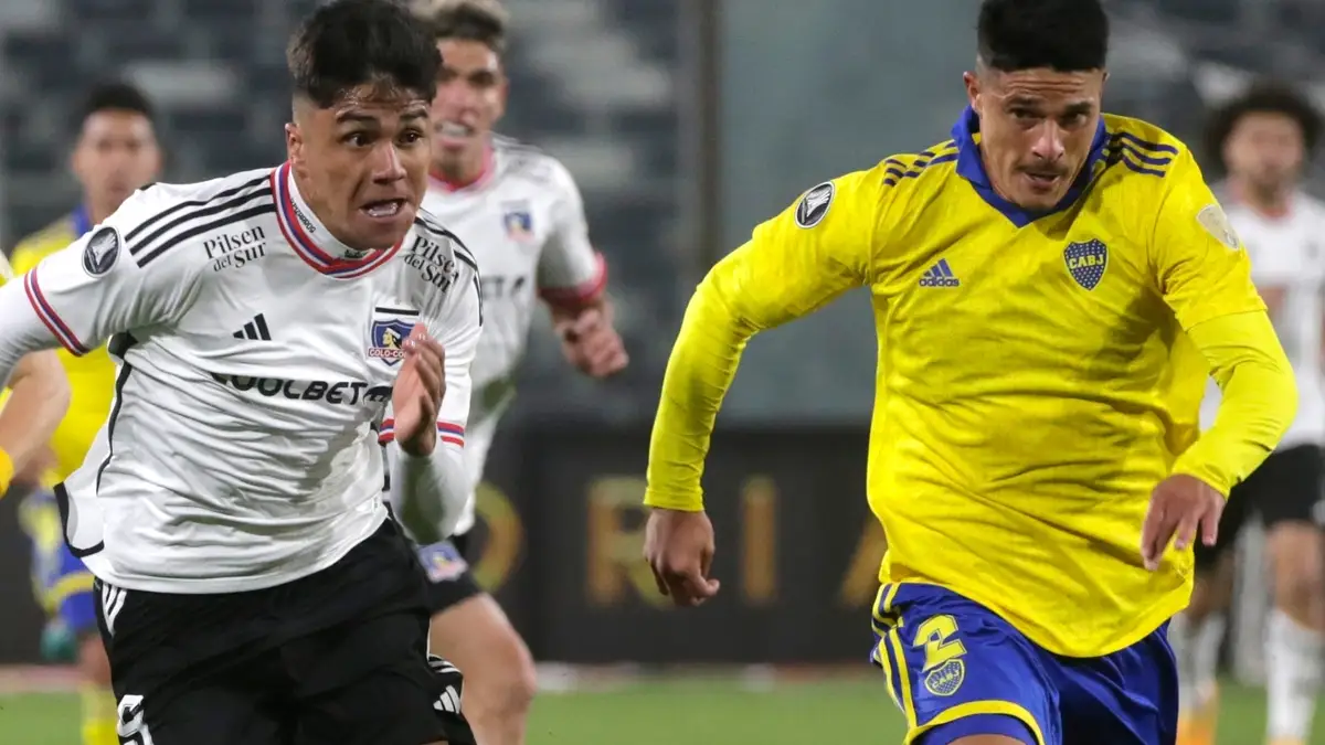 Damián Pizarro disputando un duelo en el partido de Colo-Colo vs Boca Juniors por la Copa Libertadores.