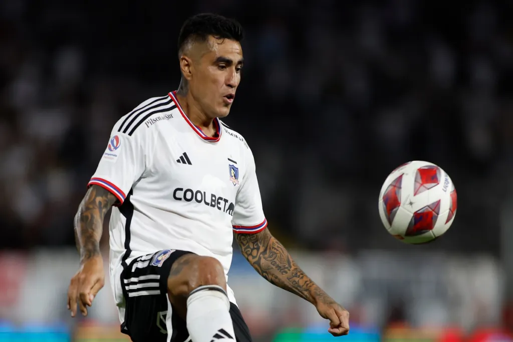 Darío Lezcano controlando el balón en partido de Colo Colo