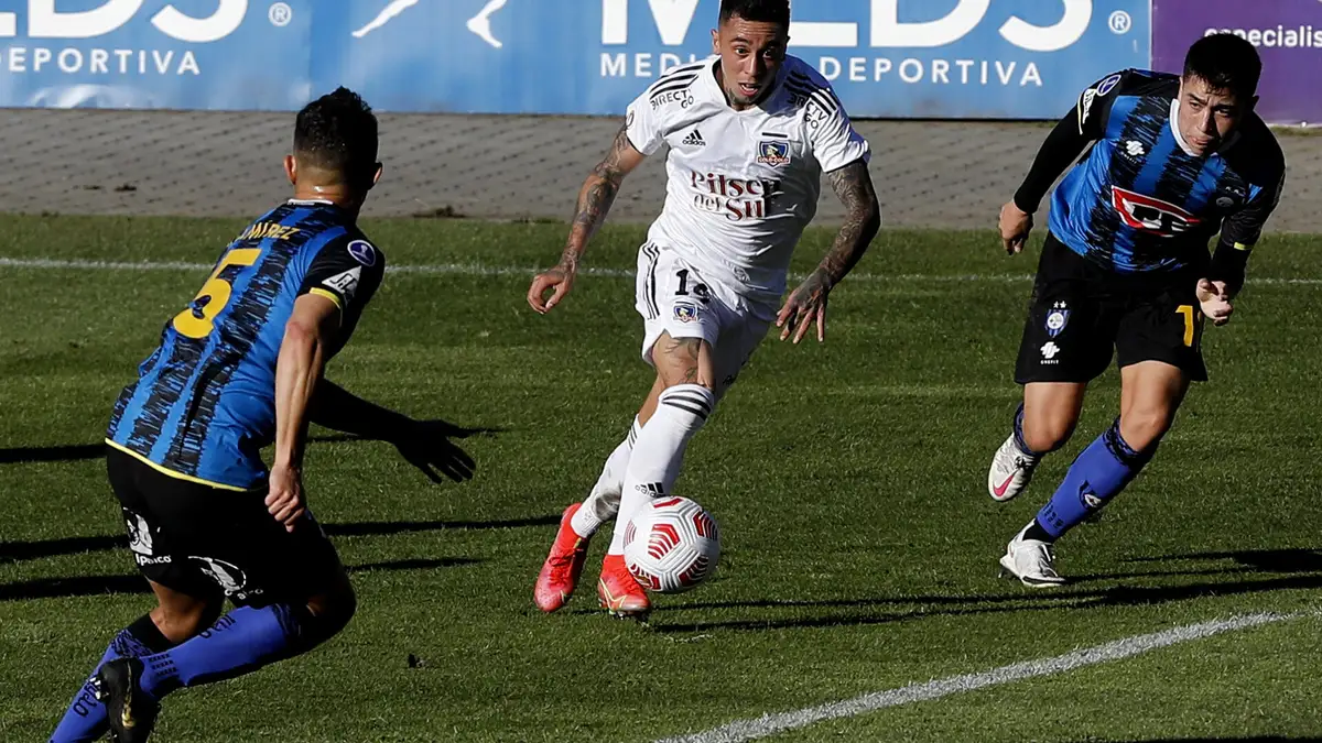 Futbol, Huachipato vs Colo Colo Fecha 8, campeonato Nacional 2021. El jugador de la Colo Colo Martin Rodriguez, izquierda, disputa el balon con Joaquin Gutierrez de Huachipato durante el partido de primera division realizado en el estadio Cap de Talcahuano, Chile. 23/05/2021 Dragomir Yankovic/Photosport Football, Huachipato vs Colo Colo Eighth date, 2021 National Championship. Colo Colo’s player Martin Rodriguez, left, battles for the ball against Joaquin Gutierrez of Huachipato during the first division match held at the Cap stadium in Talcahuano, Chile. 23/05/2021 Dragomir Yankovic/Photosport