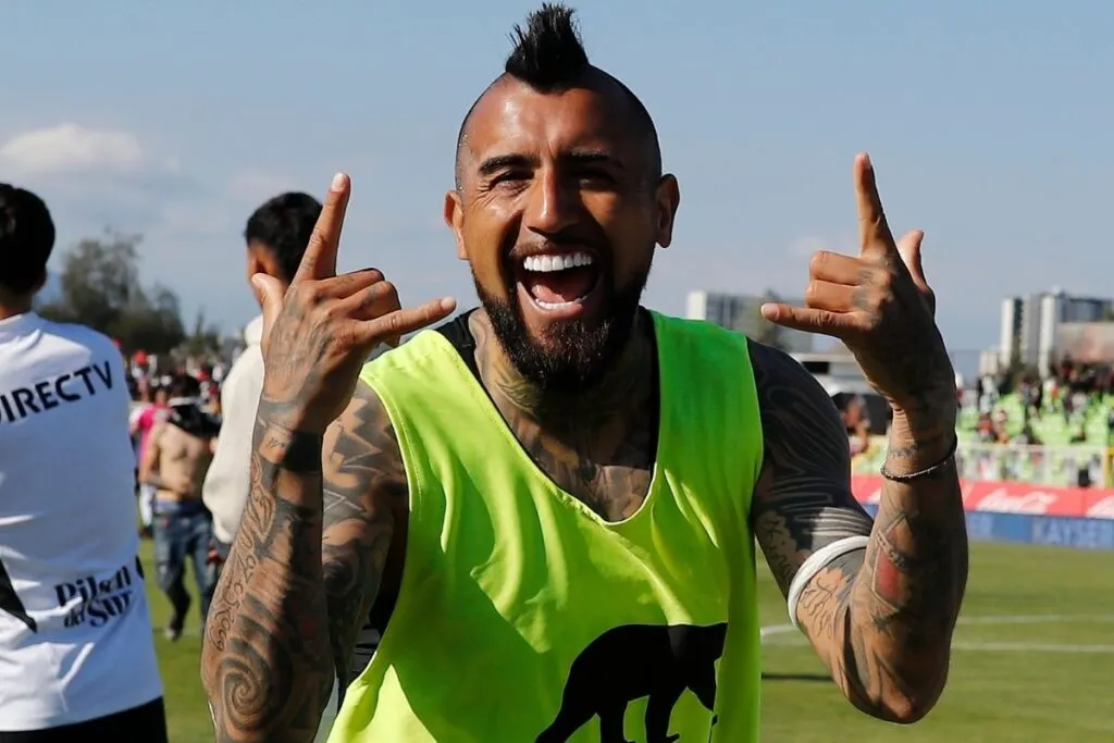 Primer plano a Arturo Vidal sonriendo y saludando a la cámara.