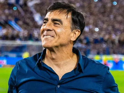 El duro golpe que Gustavo Quinteros podría darle a Colo-Colo en el mercado de pases
