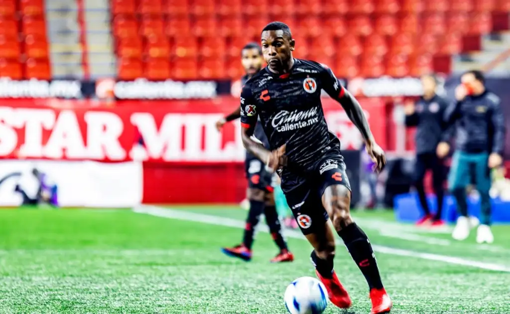 Fabián Castillo vistiendo la camiseta del Xolos de Tijuana en la Liga MX