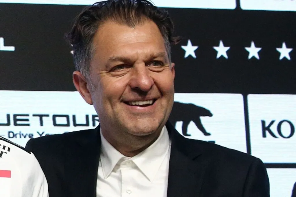 Primer plano al rostro de Aníbal Mosa sonriendo en conferencia de prensa.