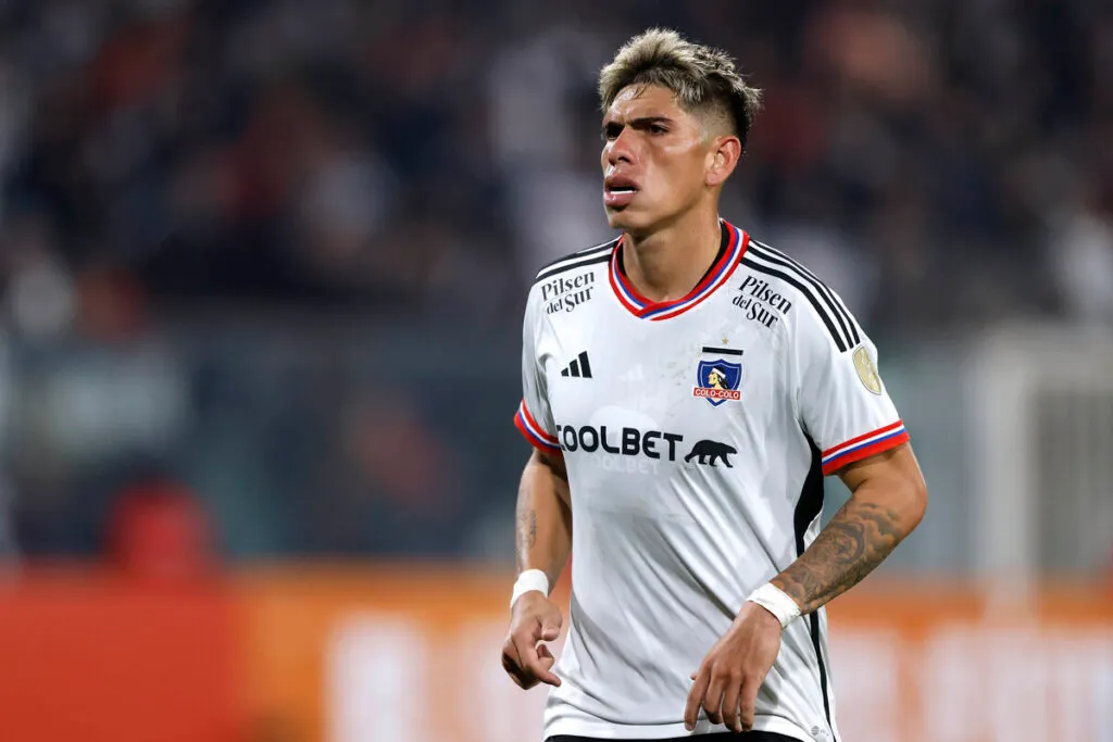 Carlos Palacios abandona el terreno de juego tras ser expulsado en el duelo ante Boca Juniors, válido por la tercera fecha del Grupo F de la Copa Libertadores 2023.
