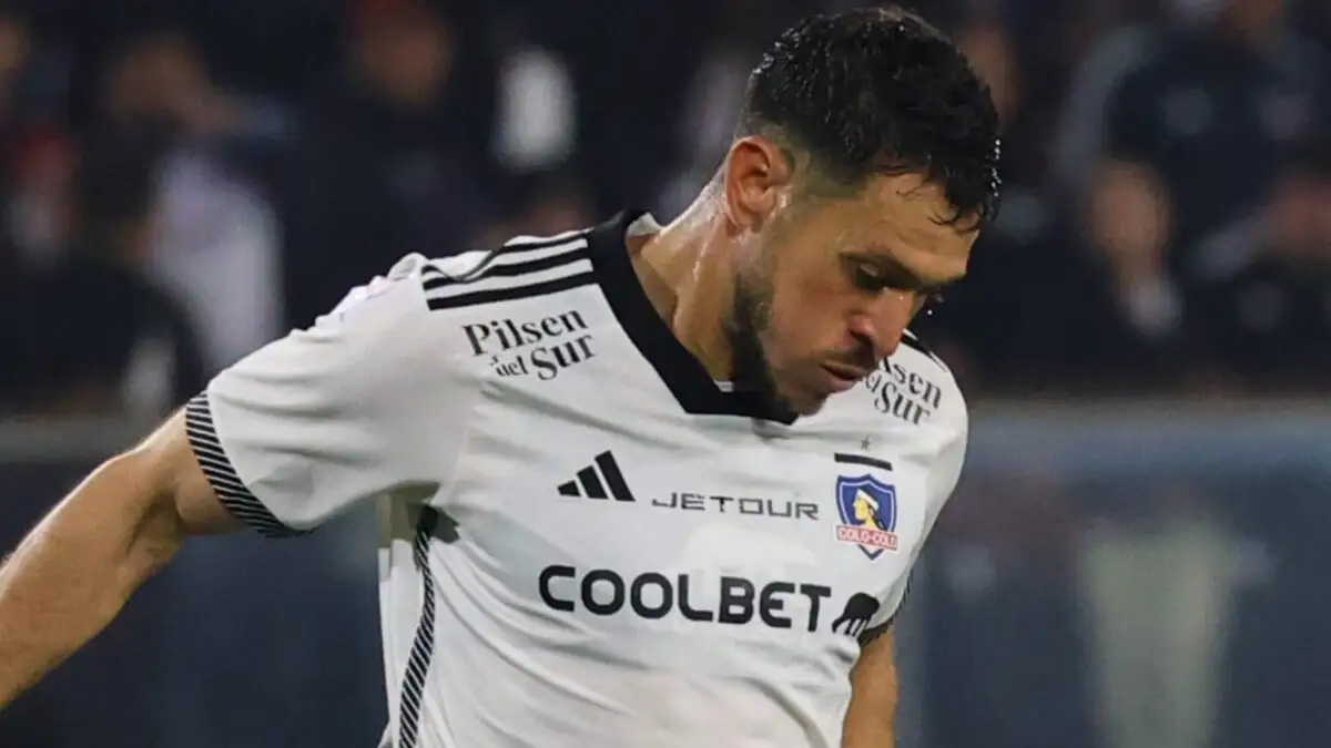 Ramiro González con la camiseta blanca de Colo-Colo.