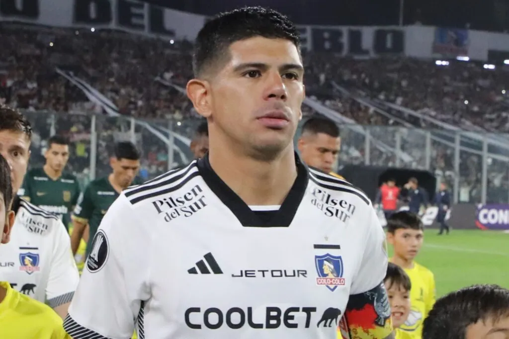 Primer plano a Esteban Pavez entrando a la cancha en el Estadio Monumental.