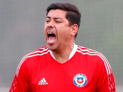 Primera decisión: Nicolás Córdova no pierde el tiempo y convoca de emergencia a nuevo jugador a La Roja
