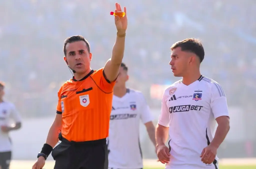 Piero Maza mostrando una petaca que fue lanzada a la cancha del Estadio Nacional.