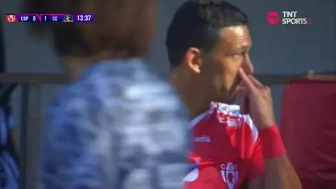 Momento exacto en que Isaac Díaz desafía a los hinchas de Colo-Colo con el gesto característico de Universidad de Chile.