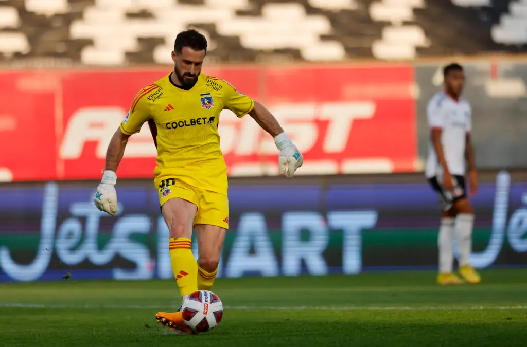 Fernando de Paul reemplazando a Brayan Cortés en la formación titular de Colo-Colo.