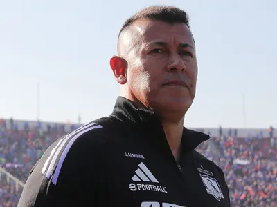«Cree que los chilenos somos giles»: Barren con Jorge Almirón tras críticas al arbitraje en el Superclásico