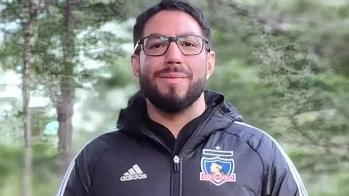 Matías Camacho con indumentaria de Colo-Colo.