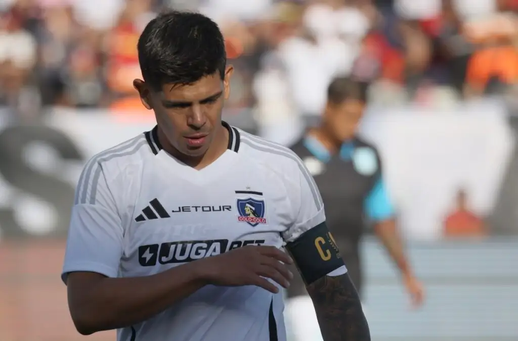 El volante ha sido blanco de críticas, pese a no estar ni citado ante los ‘Hispanos’. Foto: Dragomir Yankovic/Photosport.