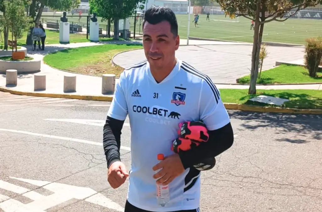Paredes entrena con el primer equipo de Colo Colo