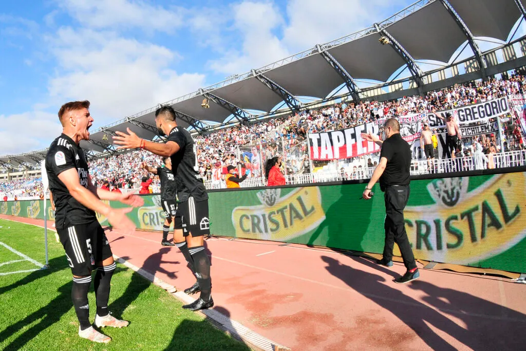 Jugadores de Colo-Colo celebran un gol anulado frente a Deportes Antofagasta en el Campeonato Nacional 2021