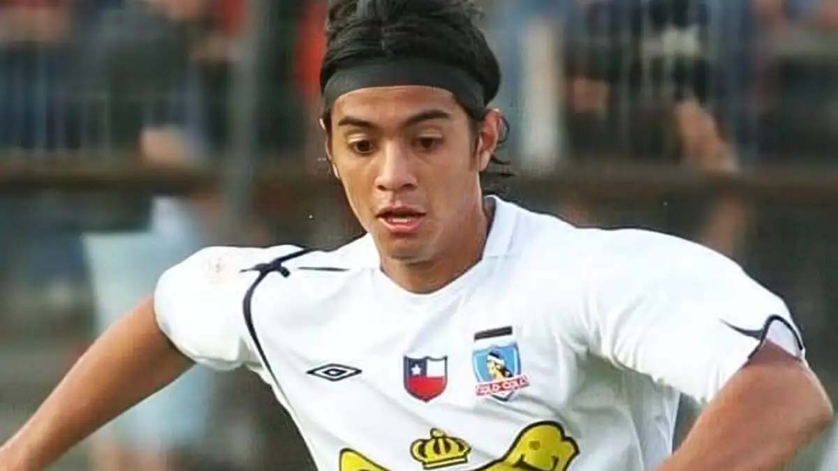 Andrés González con la camiseta de Colo-Colo.