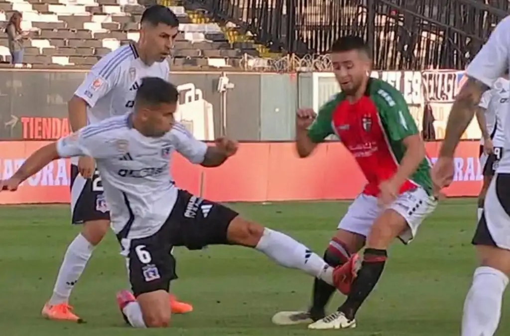Infracción de Sebastián Vegas sobre Ariel Martínez fue amonestada con tarjeta amarilla.