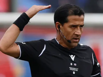 ¿Incidirá en el resultado? La polémica imagen que genera cuestionamientos al árbitro del duelo entre Colo-Colo y la UC