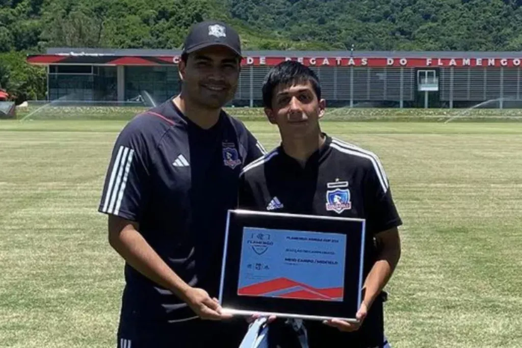 Ángel Díaz con su reconocimiento al mejor 10 de la Flamengo Adidas Cup 2023.