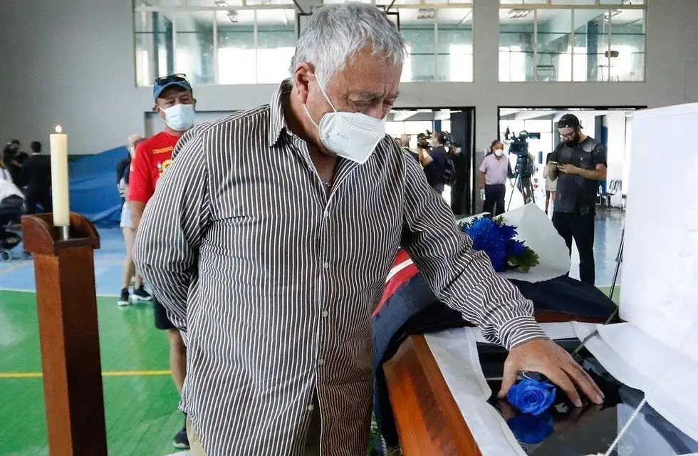 Carlos Caszely en el velorio de Leonel Sánchez.