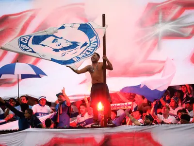 El repudiable acto de los hinchas de la UC contra el plantel de Colo-Colo tras el duelo en Santa Laura