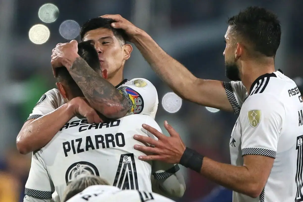 Jugadores de Colo-Colo reciben el apoyo de la hinchada.