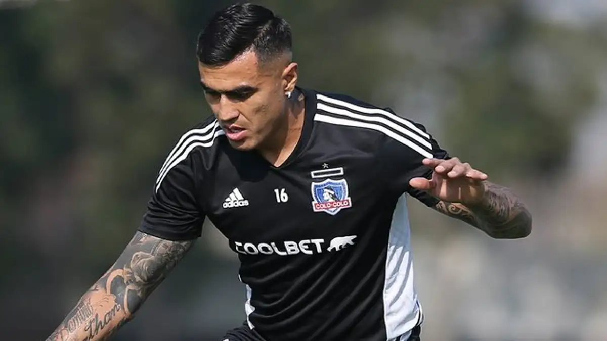 Darío Lezcano mirando el balón con la camiseta de Colo Colo