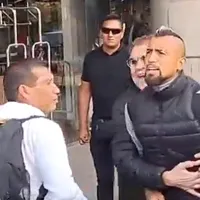 [VIDEO] Lo increpó duramente: El impasse que tuvo Arturo Vidal con un hincha peruano