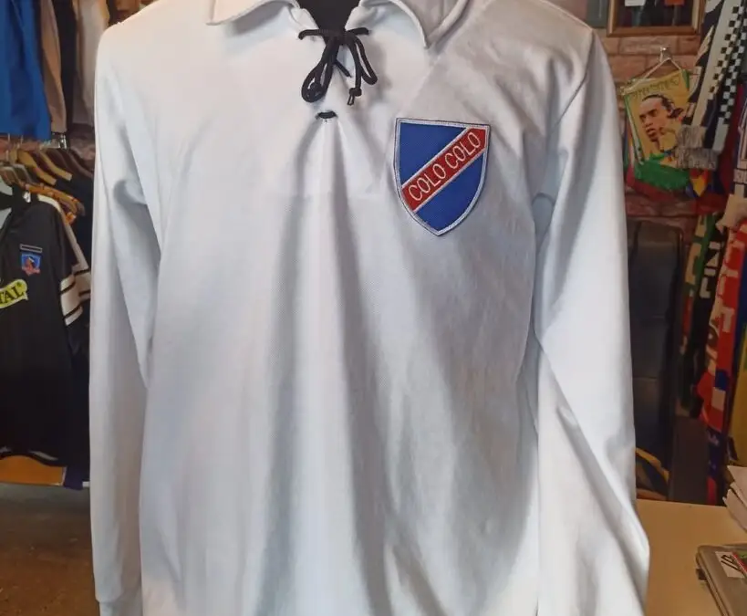 Camiseta centenario de Colo-Colo estaría inspirada en la primera que utilizó el club en su historia.