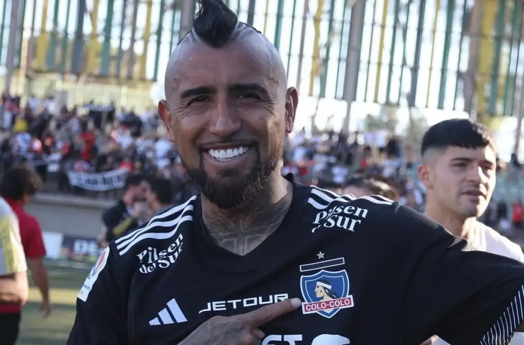 Arturo Vidal renovó su contrato con Colo-Colo.