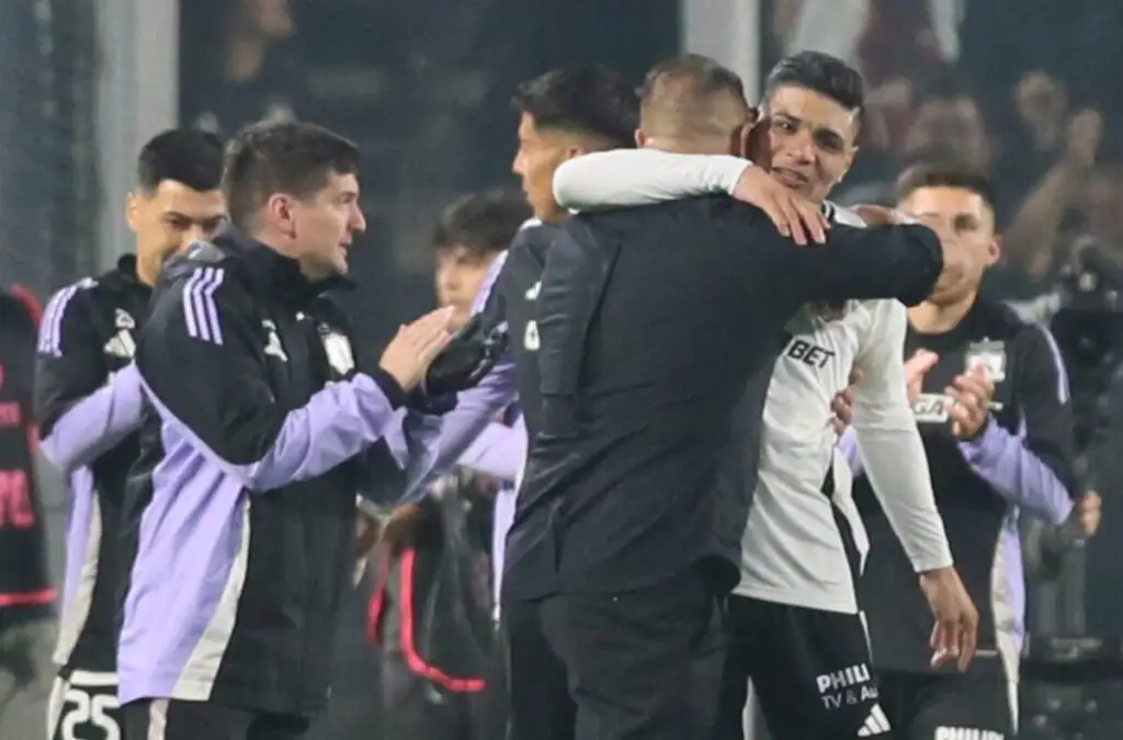 El mediocampista también celebró su anotación con el DT.