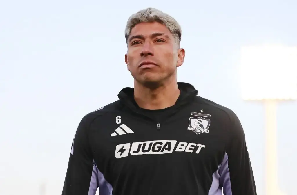 Johnny Herrera aconseja a Brayan Cortés.