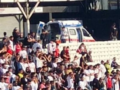 Reportan accidente de hincha de Colo-Colo en el Estadio Monumental: tuvo que salir en ambulancia