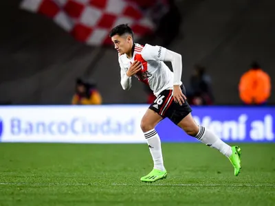 ¿Chao Pibe?: Hinchas de River Plate le ponen un nuevo apodo a Pablo Solari tras su debut