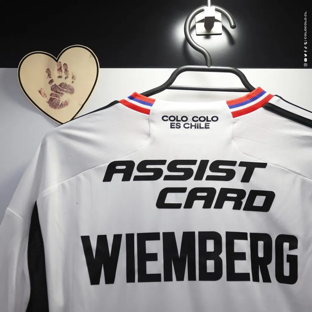Dorsal de la camiseta de Erick Wiemberg en el camarín de Colo-Colo.