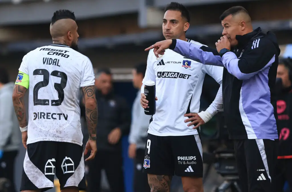 Arturo Vidal sería el único jugador de Colo-Colo que tendría comunicación con Jorge Almirón.