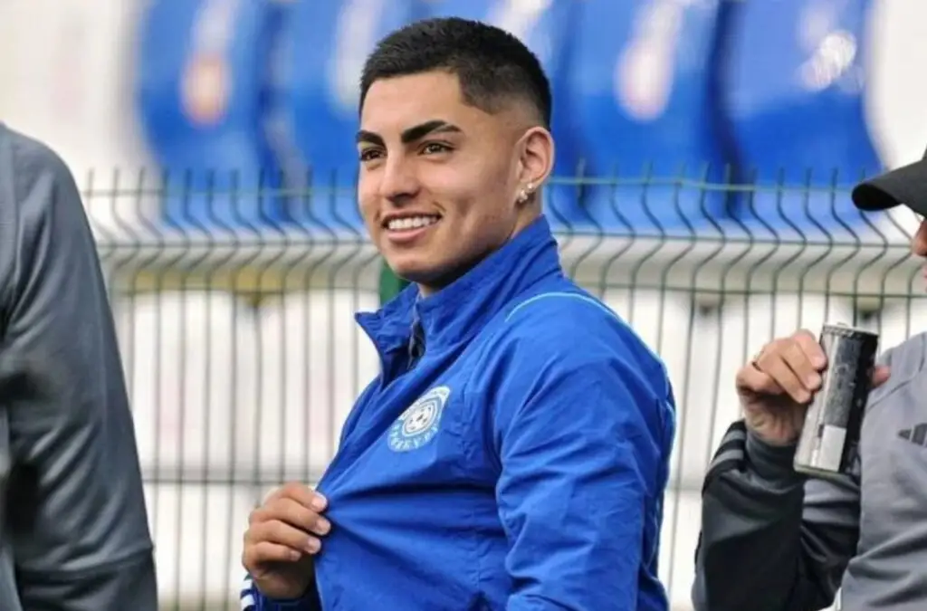 Jordhy Thompson con indumentaria de Orenburg.