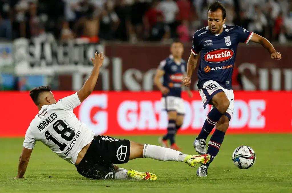 Mathías Vidangossy jugando por Deportes Melipilla frente a Colo-Colo.