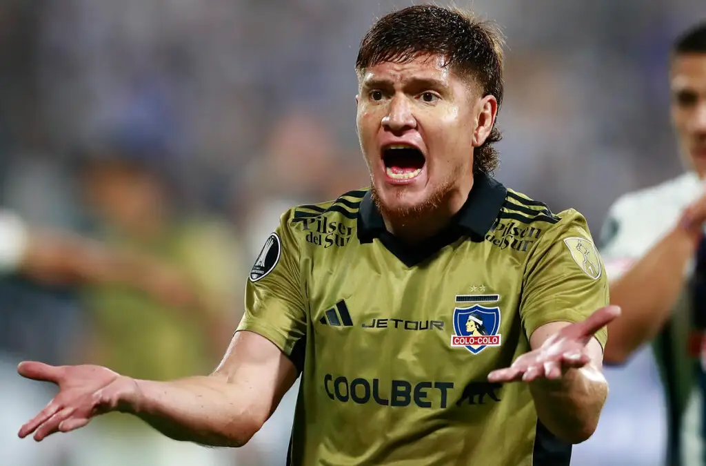 Leonardo Gil no logra convencer al hincha colocolino con su rendimiento.