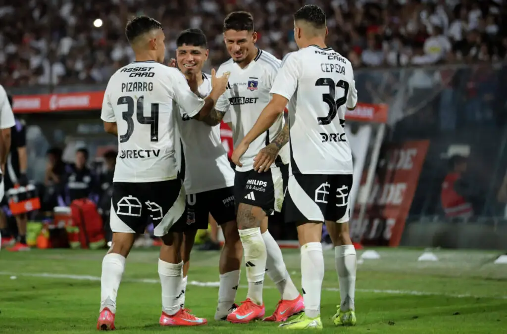 Colo-Colo superó a Everton de Viña del Mar por 2-0.
