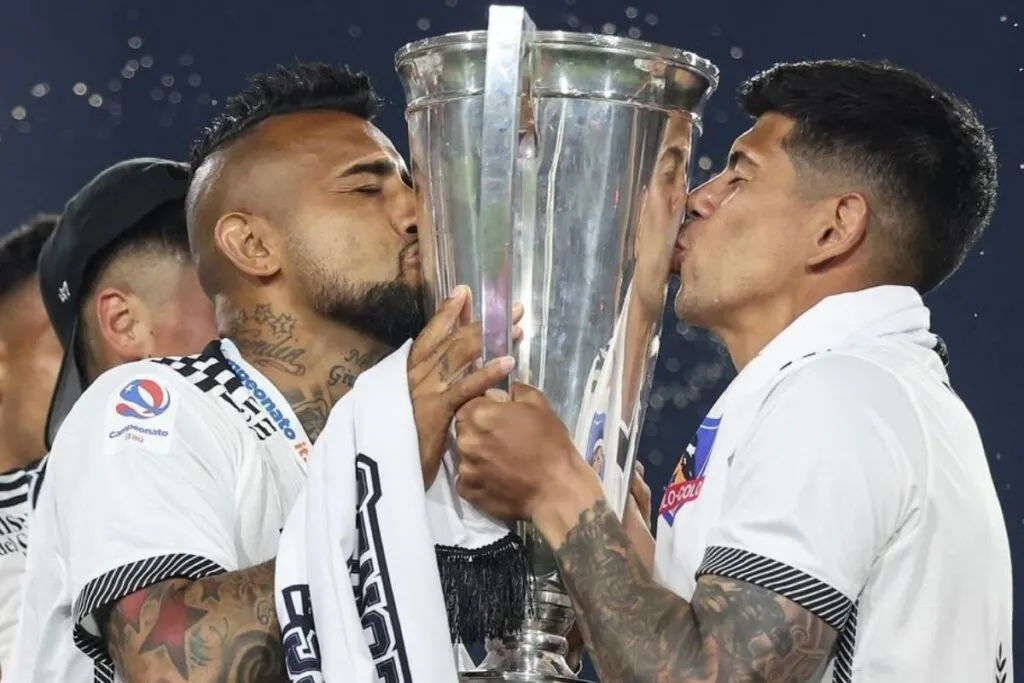 Arturo Vidal y Esteban Pavez besando la copa de Primera División del fútbol chileno.