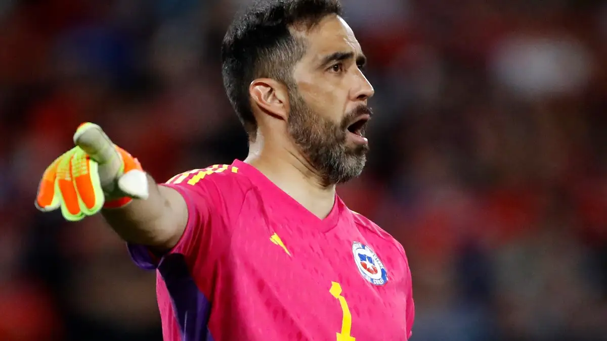 Claudio Bravo dando indicaciones en la camiseta de Chile