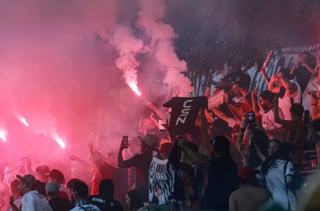 Hinchas de Colo-Colo provocaron un trauma acústico en un grupo de camarógrafos de ESPN.