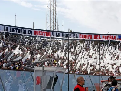 Con palo a los jugadores incluido: El potente mensaje que lanzó la Garra Blanca tras el Superclásico