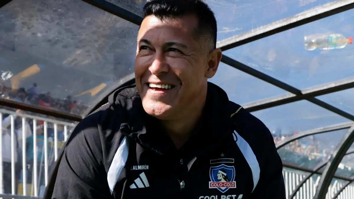 Jorge Almirón con indumentaria de Colo-Colo.