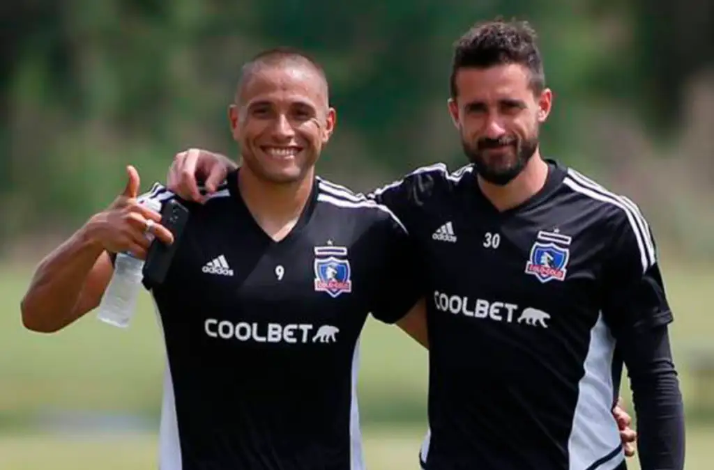 Fernando de Paul y Leandro Benegas con camiseta de Colo-Colo.