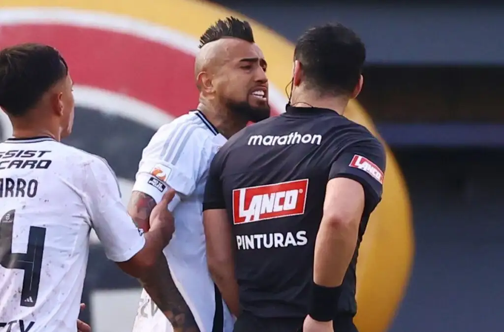 Arturo Vidal recibió dos fechas de castigo por su expulsión en el último duelo de Colo-Colo.