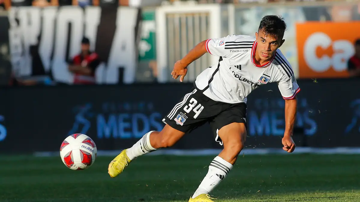 Vicente Pizarro dando un pase en Colo Colo