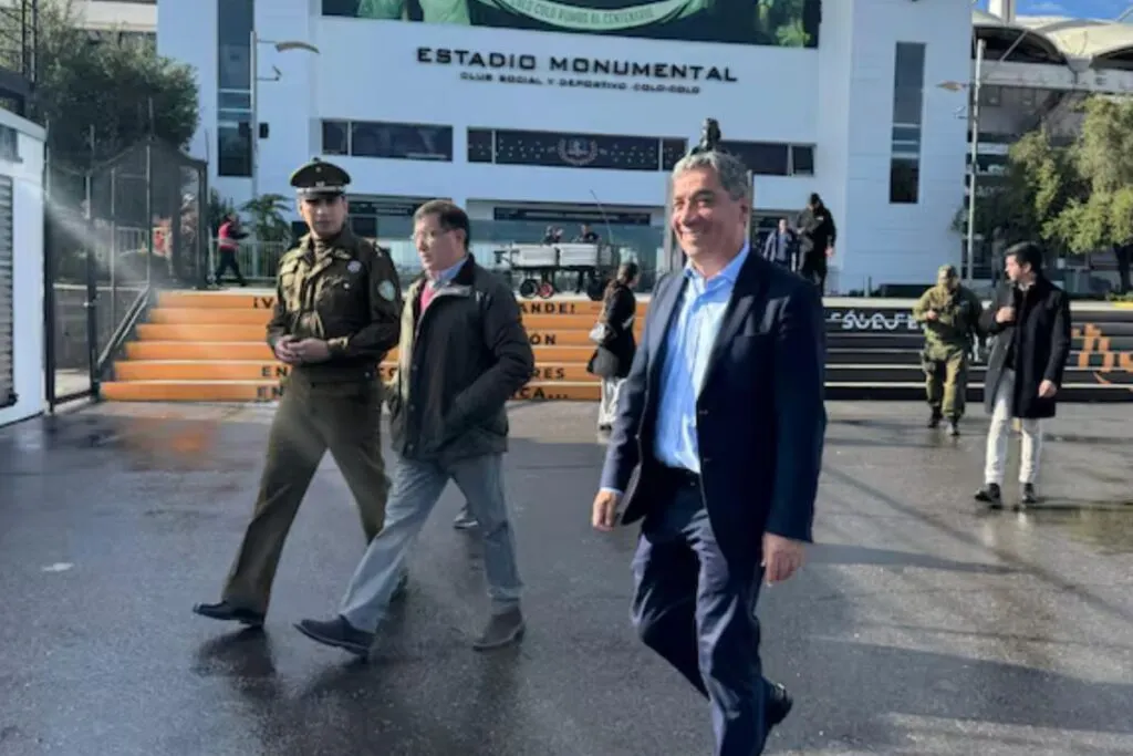 El Delegado Presidencial, Gonzalo Durán, junto al personero de la Conmebol en el partido de Colo-Colo vs Ñublense. Créditos: Radio ADN