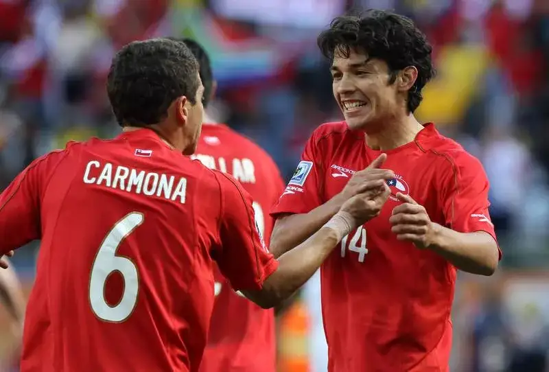 Carlos Carmona (a la derecha) participó de dos mundiales con La Roja.